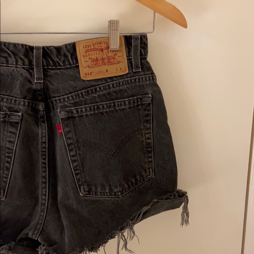 Authentic Levi’s distressed high waisted shorts🤩